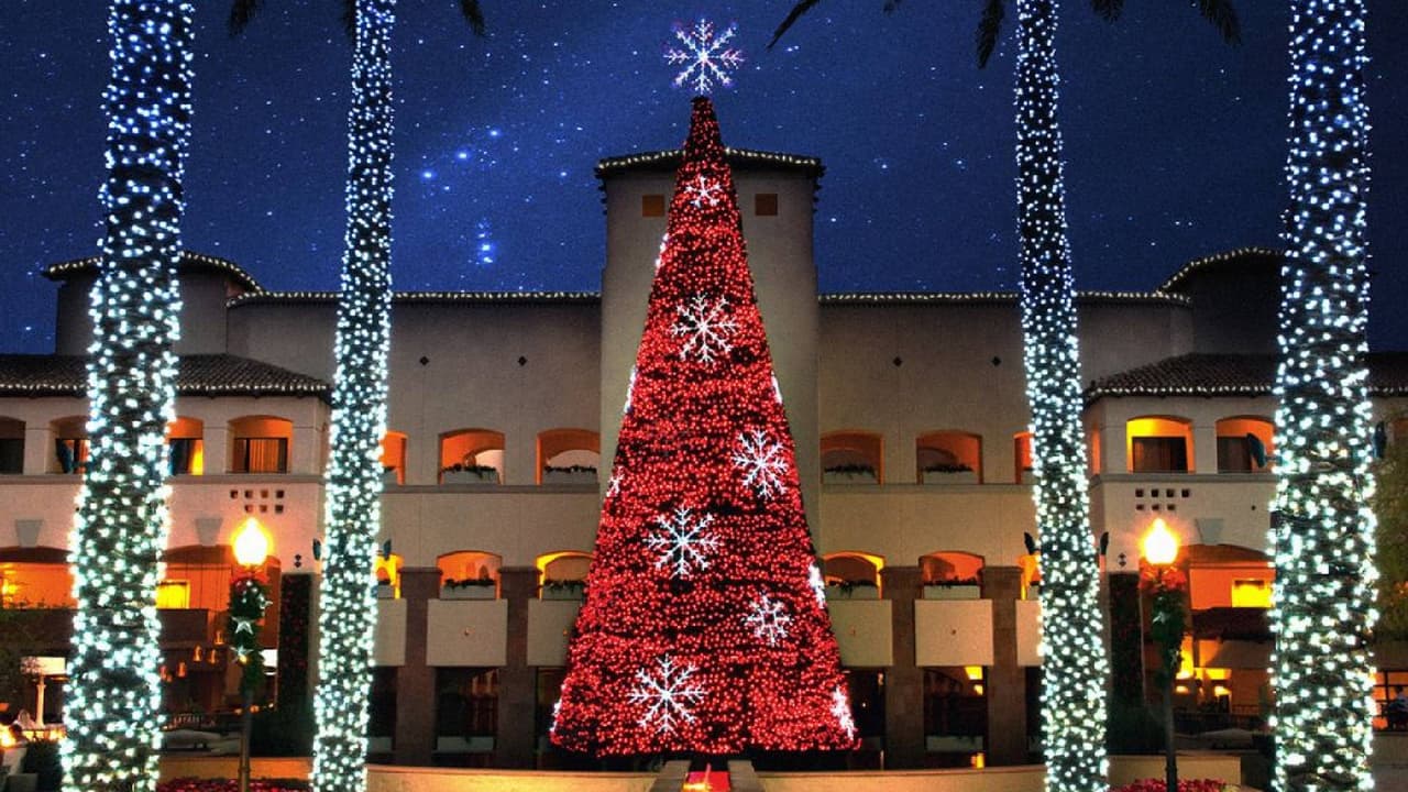 <b>Christmas at the Princess</b>
<br>Cuándo: 17 de noviembre al 6 de enero de 2024
<br>Dónde: 7575 E Princess Dr, Scottsdale
<br>Costo: A partir de $35+ 
<br>
<a href="https://www.christmasattheprincess.com/" target="_blank">Más detalles en este enlace.</a>