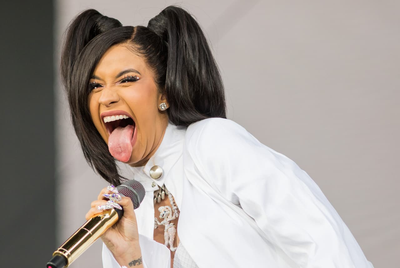 <b>Cardi B, rapera de origen dominicano. </b>Fue stripper, se hizo famosa en Instagram logró hacer una de las canciones más populares en EEUU, 'Bodak Yellow'. Cardi B, tiene ascendencia dominicana y de Trinidad y Tobago. Subrrayan su talento y originalidad porque "no está tratando de entrar en el carril de nadie más". Desde Nicki Minaj que una mujer rapera no se imponía con esta fuerza en la escena de hip hop estadounidense, destaca 
<a href="http://time.com/collection/most-influential-people-2018/5217533/cardi-b/" target="_blank">el texto de Time</a>.