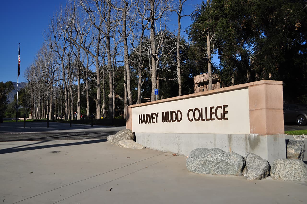 <b>Puesto 24. Harvey Mudd College</b>
<br>
<br>Tasa de aceptación: 14%.
<br>
<br>Lugar: Claremont, California.
<br>
<br>Según la investigación de mindyourdollars.com, actualmente los estudiantes inscritos en esta universidad promediaron puntajes SAT (Prueba de Aptitud Académica, por sus siglas en inglés) de aproximadamente 1,490-1,560. 
<br>
<br>Según bestcolleges.com, si bien no existe un estándar para considerar “bueno” un puntaje SAT, lo mínimo es tratar de alcanzar 1,200 puntos. “Más importante aún es que logre un puntaje SAT que esté alrededor o por encima del 50% del promedio de su escuela”, 
<a href="https://www.bestcolleges.com/blog/what-is-a-good-sat-score/"><u>explica el portal</u></a>.
<br>