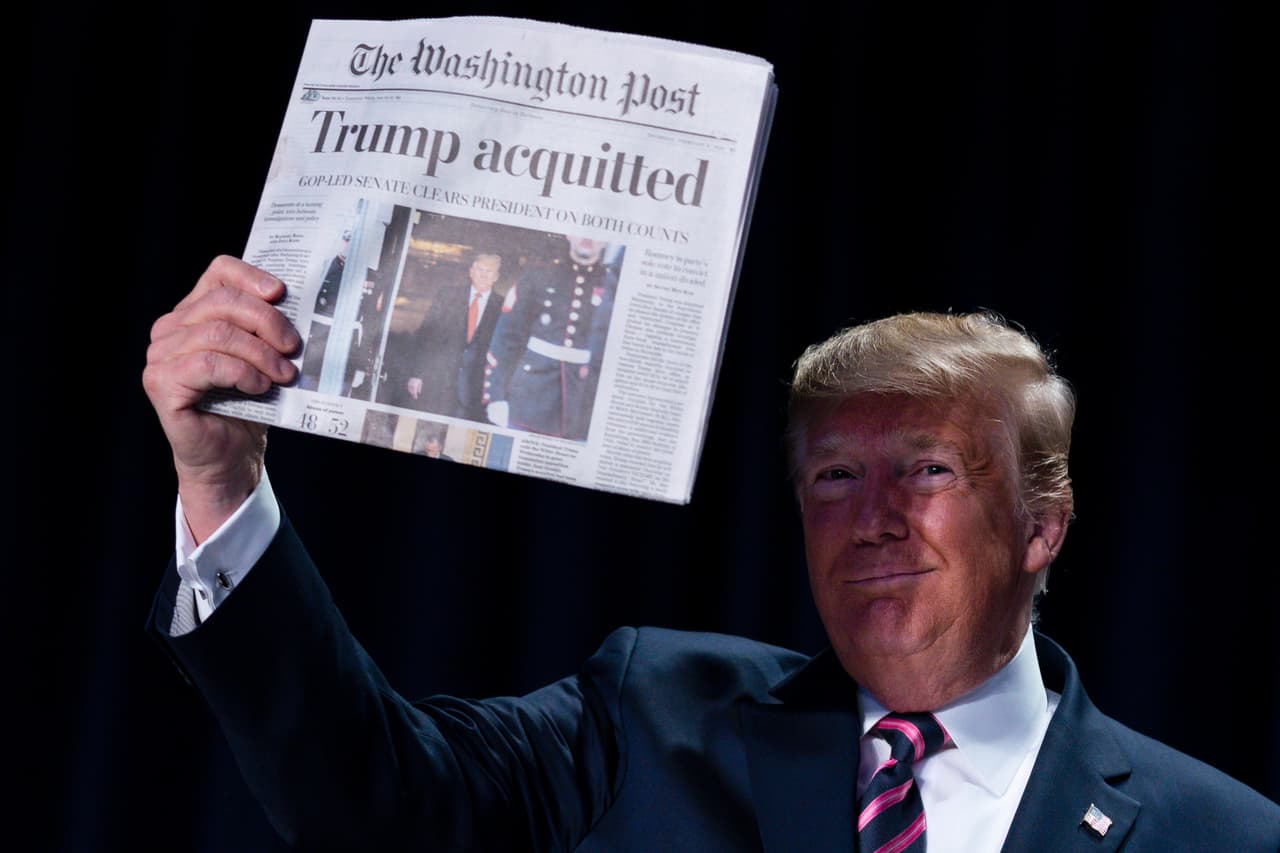 <b>“Trump absuelto” (6 de febrero).</b> Luego de salir airoso del 
<i>impeachment</i>, Trump mostró los titulares de los diarios a los asistentes a un desayuno en la Casa Blanca. Finalmente la mayoría republicana se impuso y 
<a href="https://www.univision.com/noticias/politica/el-presidente-trump-es-absuelto-de-ambos-cargos-en-el-voto-final-del-juicio-politico-en-su-contra"><u>el presidente fue exculpado</u></a> de los cargos de abuso de poder y obstrucción al Congreso.