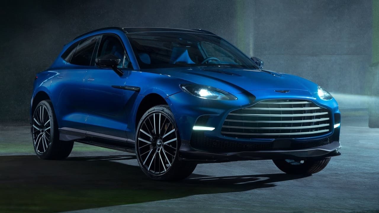 La Aston Martin DBX707 es una nueva variante de alto rendimiento que incorpora un motor V8 de 4.0 litros doble turbo. Este ha sido modificado para generar 697 caballos de fuerza y 663 lb-pie de torque.