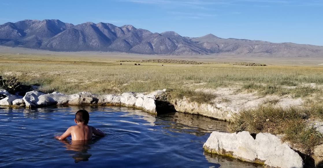 <b><a href="https://goo.gl/maps/6pZqKMaL9ik9yQeh9" target="_blank">Wild Willy's Hot Springs</a></b> es un lugar descrito donde puedes ver el humo saliendo de los pozones. Se compone de dos piscinas termales con un telón de fondo: la Sierra Nevada Oriental y el Glass Mountain Ridge, al cual puedes acceder por la carretera 395 desde Mamooth Lakes. 
<br>
<br>
<b>Long Valley es el hogar de una de las mayores concentraciones de agua geotérmica de California, por lo que esta área tiene varios manantiales naturales.</b>