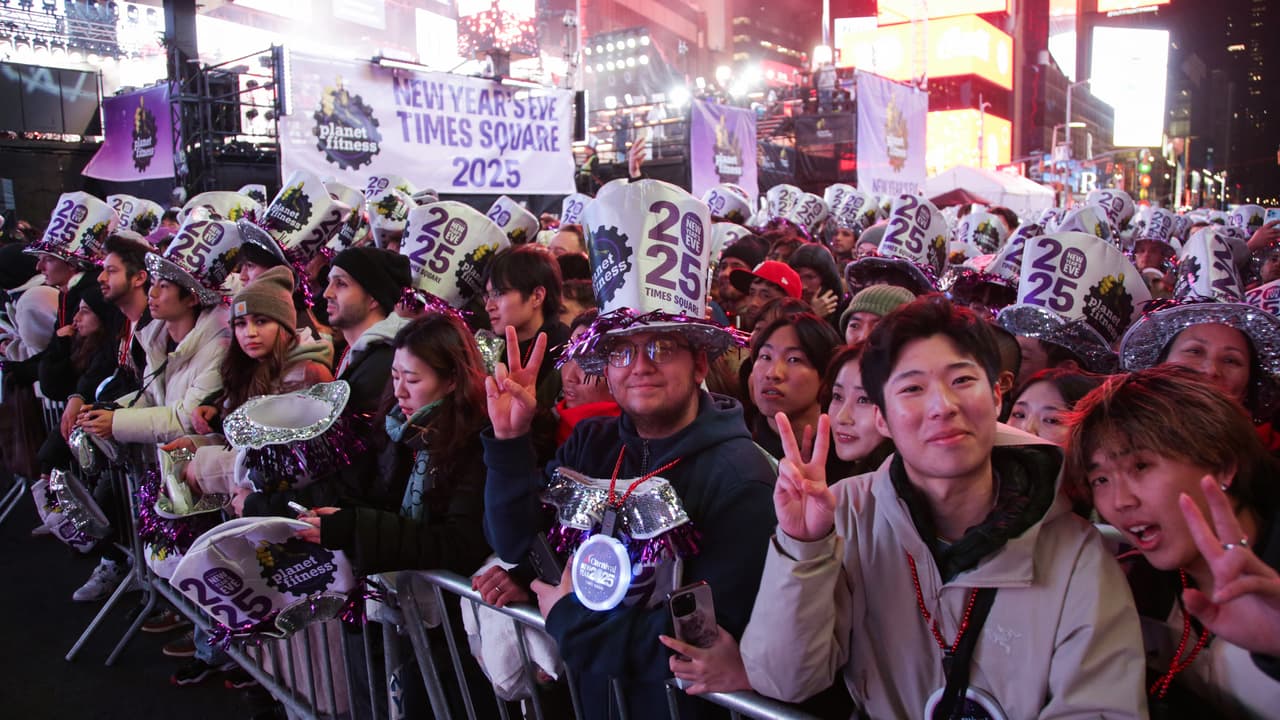 Miles de personas comienzan a llegar a Times Square para dar la bienvenida al Año Nuevo