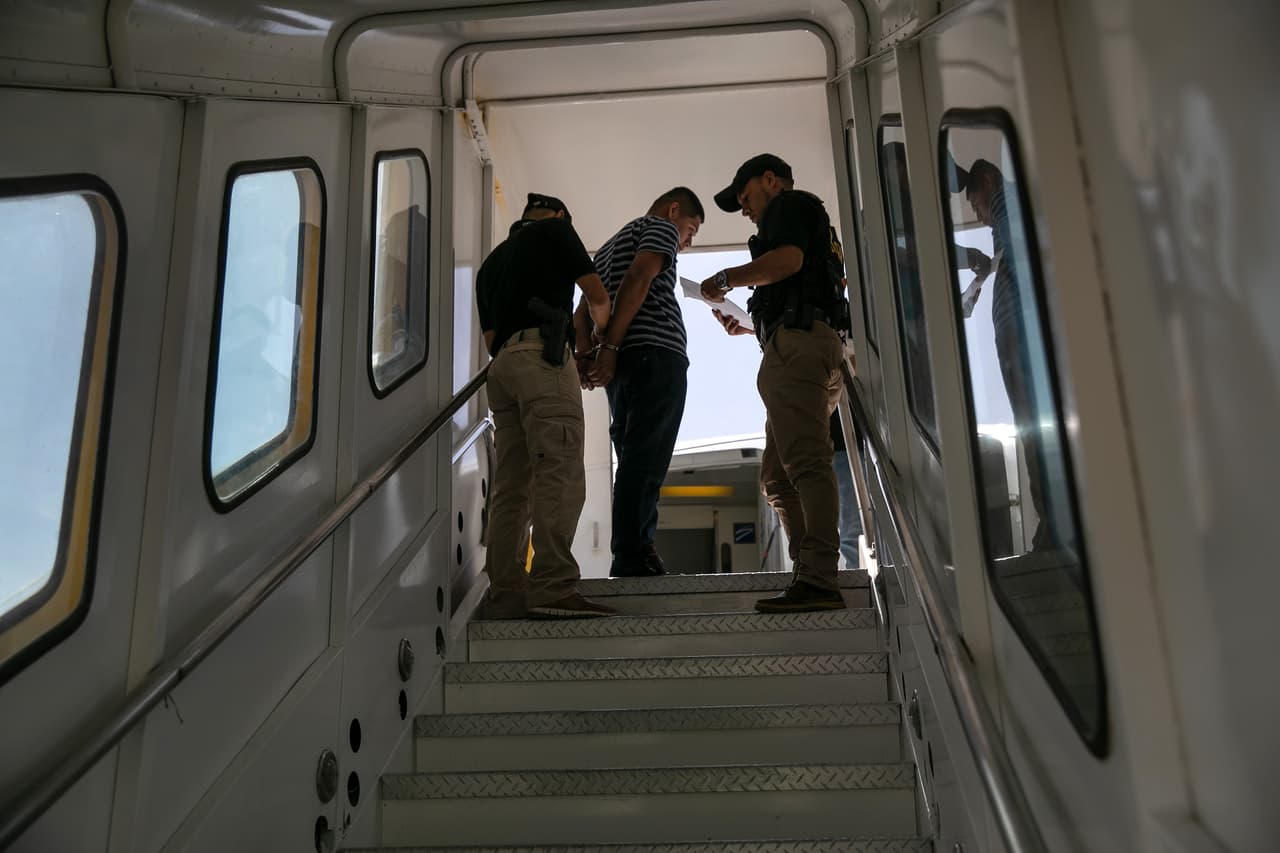 3. Salida de EE.UU.: el indocumentado fue deportado, salió voluntariamente o salió bajo una orden de exclusión o revocación.