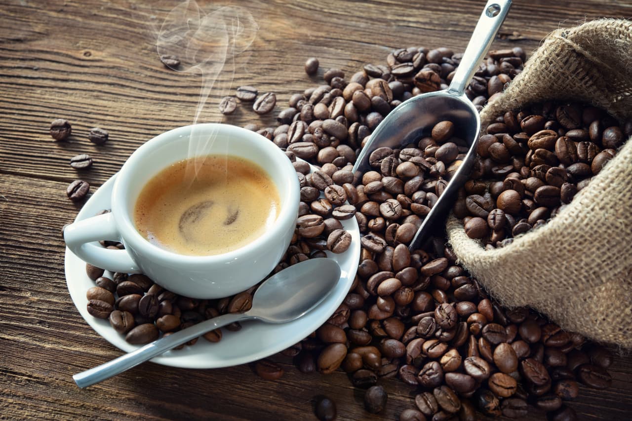 La industria cafetalera 
<a href="https://www.univision.com/noticias/mundo/las-materias-primas-clave-que-ucrania-produce-y-que-pueden-golpear-la-cadena-de-suministros" target="_blank">es otra de las afectadas por la guerra en Ucrania</a>, que ha impactado el aumento del combustible y, por ende, el suministro global del grano así como de los fertilizantes necesarios para cultivarlo. El precio del grano de café ha aumentado un 14.7%.