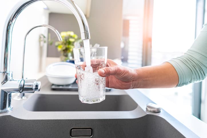 <b>Procura hidratarte durante el día</b>. Es mejor que bebas suficientes líquidos durante el día para no despertarte con sed en medio de la noche.