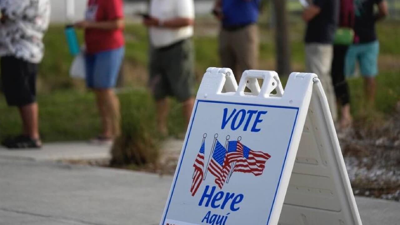 <b>Por correo</b>
<br>También se puede hacer por correo postal, sólo debes ingresar a la página de 
<a href="https://azsos.gov/sites/default/files/voter_registration_form_092222-standard.pdf" target="_blank">azsos.gov y descargar el formato</a>. También puedes solicitar que te lo envíen por correo. Después de completarlo y verificar que los datos son correctos, deberás enviarlo a la oficina del registrador de tu condado.