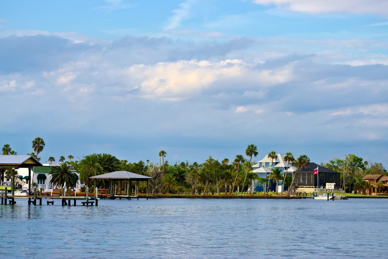<h3 class="cms-H3-H3">15. Homosassa Springs, Florida</h3>
<br>
<br>💸
<b> Ingreso familiar promedio: </b>$47,197
<br>
<br>💸
<b> Tasa de pobreza: </b>16.1%
<br>
<br>💸
<b> Hogares con ingresos anuales menores a $10,000:</b> 8.6%
<br>
<br>💸 
<b>Adultos con educación universitaria: </b>20.8%
<br>
<br>💸
<b> Tasa de desempleo (2021): </b>10.4%
<br>