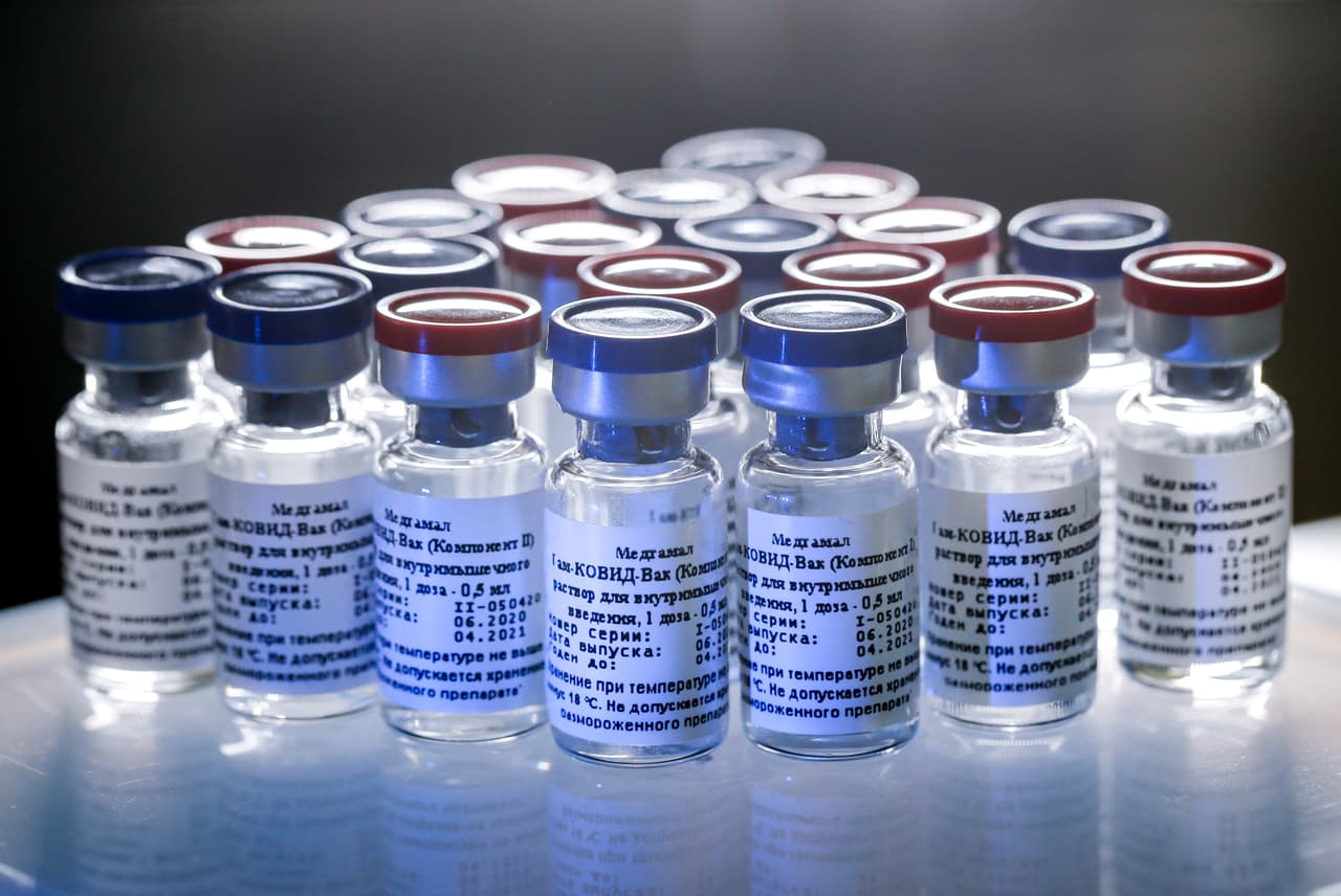 Todo mientras las vacunas de 
<a href="https://www.univision.com/noticias/salud/moderna-anuncia-que-su-vacuna-contra-el-coronavirus-es-94-5-efectiva">Moderna</a> y AstraZeneca están a punto de recibir su aprobación. 
<br>