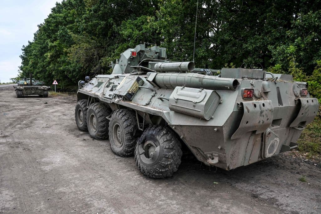 El supuesto repligue táctico como motivo de la salida de las tropas rusas, que además de abandonar municiones incluyó vehículos (como el BTR-80 abandonado en Balakliya, Járkov, de la imagen) y armas, también fue puesto en duda por analistas occidentales que consideran algunos de los lugares abandonados nodos de comunicaciones demasiado esenciales para la logística de los suministros como para una retirada voluntaria.