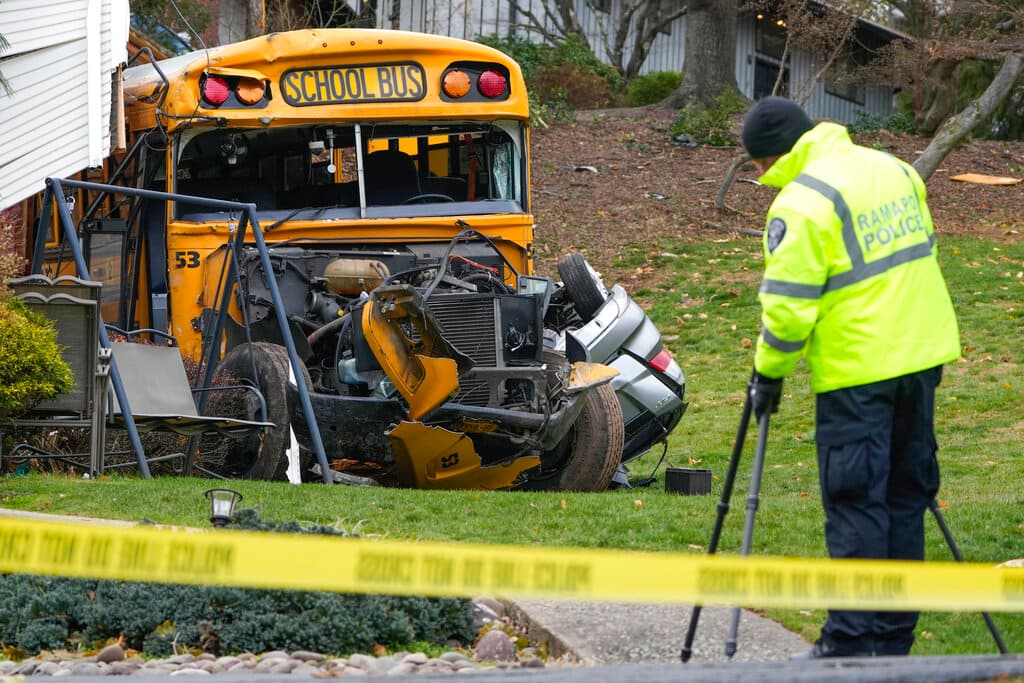 El conductor, de 37 años, fue llevado al hospital Good Samaritan con una abrasión en la cabeza. Fue examinado y no estaba en estado grave.