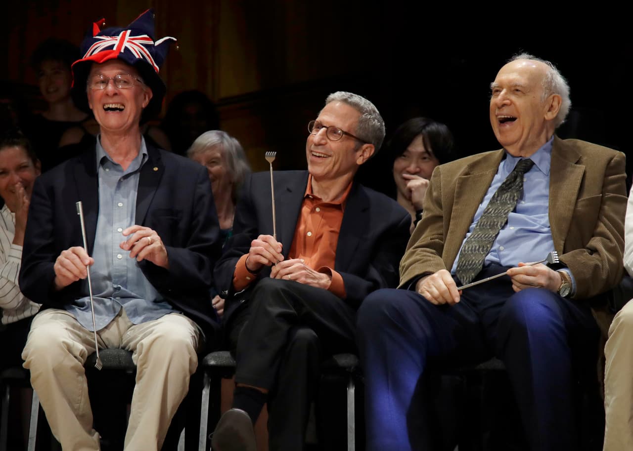 Rich Roberts, Eric Maskin y Jerome Friedman, junto a otros científicos galardonados con el verdadero Premio Nobel, participan en estos galardones e intervienen en la ceremonia de entrega. Hasta el momento, 
<b>Andre Geim es el único caso que ha ganado ambos</b>: en el 2000 ganó el Ig Nobel por una investigación con ranas levitantes sobre imanes y 10 años después mereció el Nobel por su trabajo con el grafeno.
