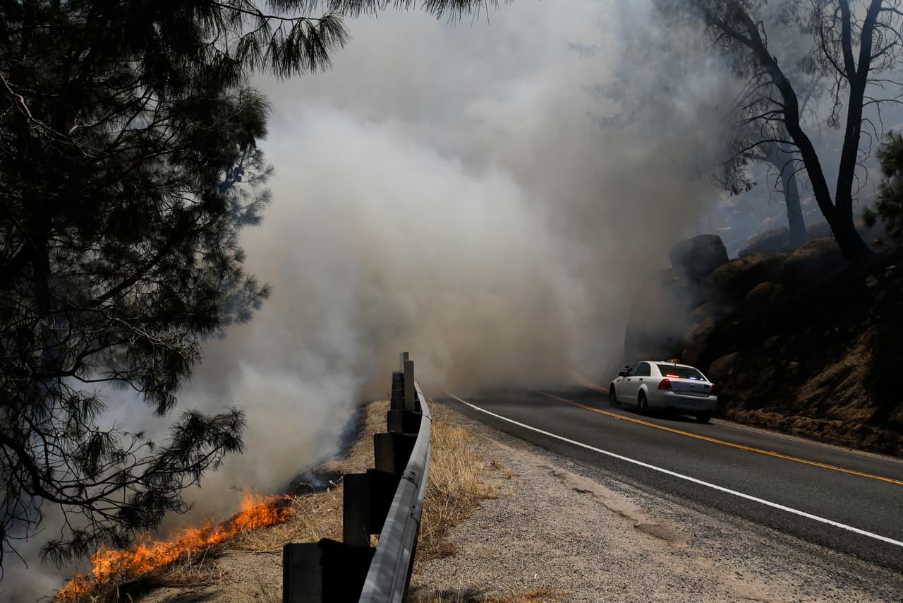 El incendio Erskine continuaba fuera de control 24 horas después.