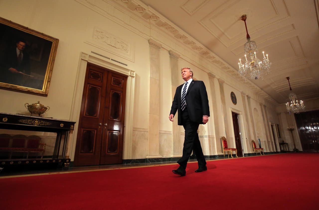 <b>Día 12/Enero 31:</b> El presidente 
<b><a href="http://www.univision.com/noticias/politica/el-llanto-de-gorsuch-el-legado-de-scalia-y-el-equilibrio-de-la-corte-suprema">nombra a Neil Gorsuch para el cargo de magistrado la Corte Suprema</a></b> de los Estados Unidos. Gorsuch es considerado un intelectual conservador, conocido por respaldar los derechos religiosos, y es visto como muy en el molde del fallecido Antonin Scalia, quien fue una voz conservadora en la corte durante décadas. En la foto, el presidente camina por uno de los pasillos de la Casa Blanca.