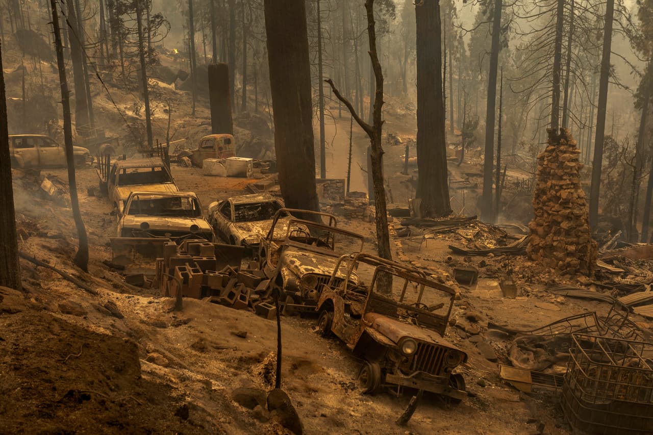 Una paisaje desolado de autos chamuscados por el incendio Creek, en Meadow Lakes, California. Desde el viernes pasado hasta ayer este fuego ya había arrasado con 66,000 hectáreas.