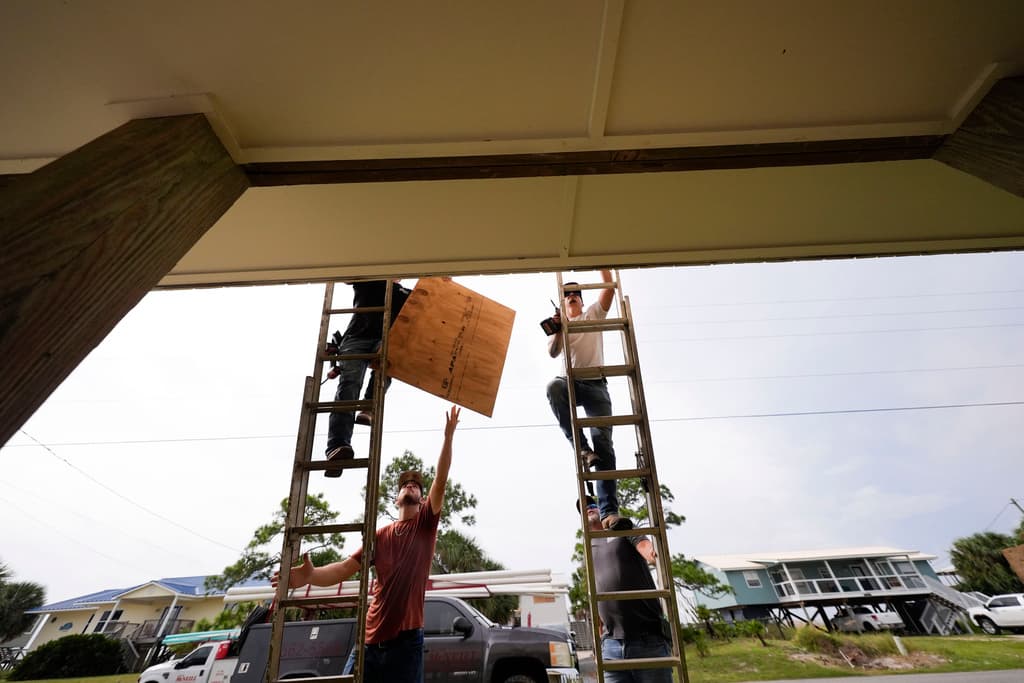 Mientras tanto, en Alligator Point, Florida, Jerry McCullen y Carson Baze contaron con apoyo para proteger su vivienda de los potentes vientos del huracán Helene. Según los pronósticos, el fenómeno impactará Florida como categoría 3, con vientos mínimos de 111 millas por hora (el equivalente a 178 kilómetros).