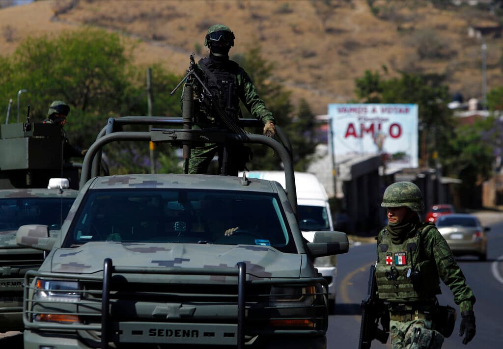 <b>Restricciones para empleados del gobierno:</b>
<br>
<br>-Pueden viajar por la Carretera Federal 15D para transitar por el estado entre la Ciudad de México y Guadalajara.
<br> -Pueden viajar por aire y por tierra utilizando las Carreteras Federales 43 o 48D desde la Carretera Federal 15D.
<br> -Deben viajar en avión únicamente y limitar las actividades al centro de la ciudad o las áreas portuarias.
<br> -No pueden viajar a otras áreas del estado de Michoacán, incluidas las partes de la Reserva de la Mariposa Monarca.
<br>