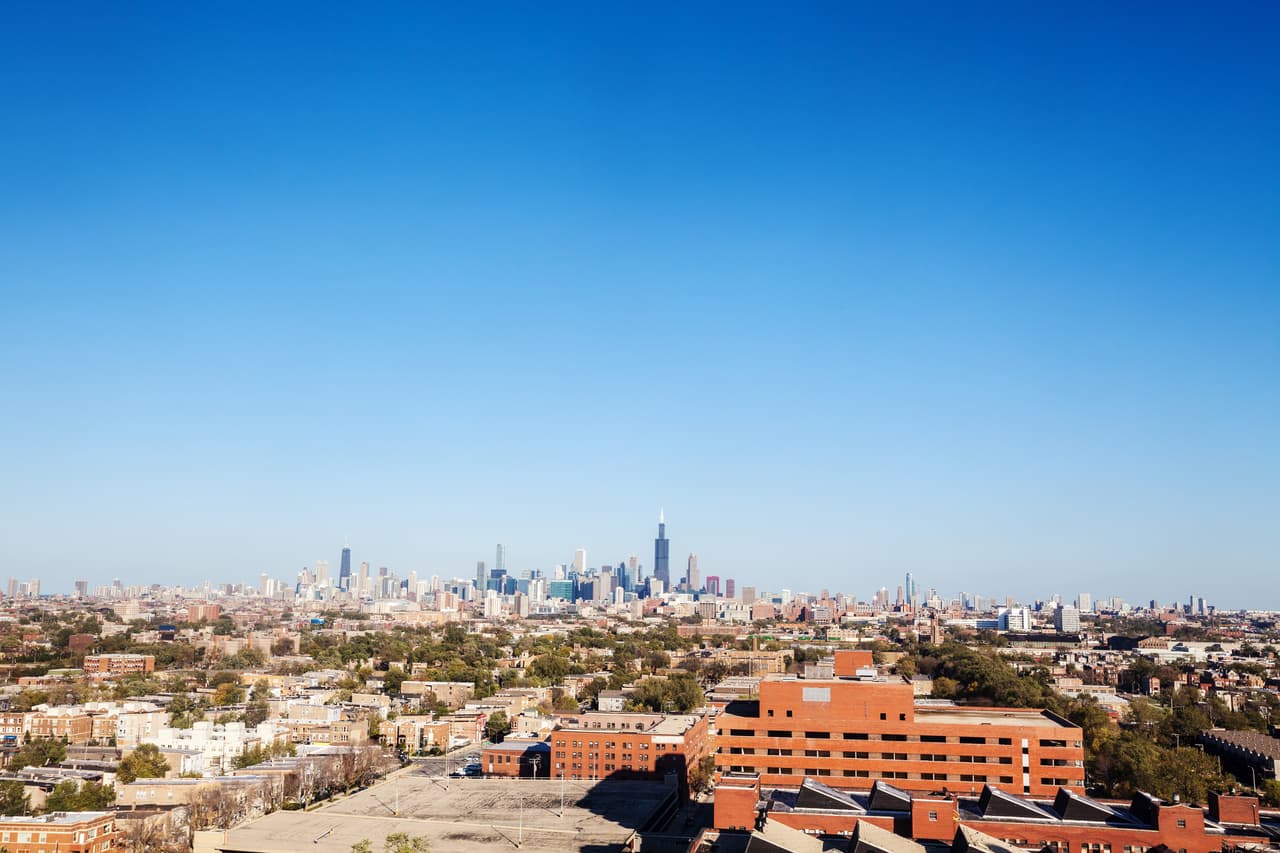 <h3 class="cms-H3-H3">9. West Chicago</h3>
<br>
<br>A unas 40 millas de Chicago, esta ciudad cuenta con actividades recreativas y naturales. El parque familiar cuenta con un santuario natural de 25 acres; centro acuático; parque de patinaje; parque para perros; dos parques infantiles y varios campos deportivos. También tiene una importante actividad cultural. El Museo de la ciudad de West Chicago combina la rica historia ferroviaria de la ciudad y la dedicación a las artes.
<br>
<br>🏡 
<b>Estado:</b> Illinois
<br>
<br>🏡 
<b>Condado: </b>DuPage
<br>
<br>🏡 
<b>Población: </b>25,968