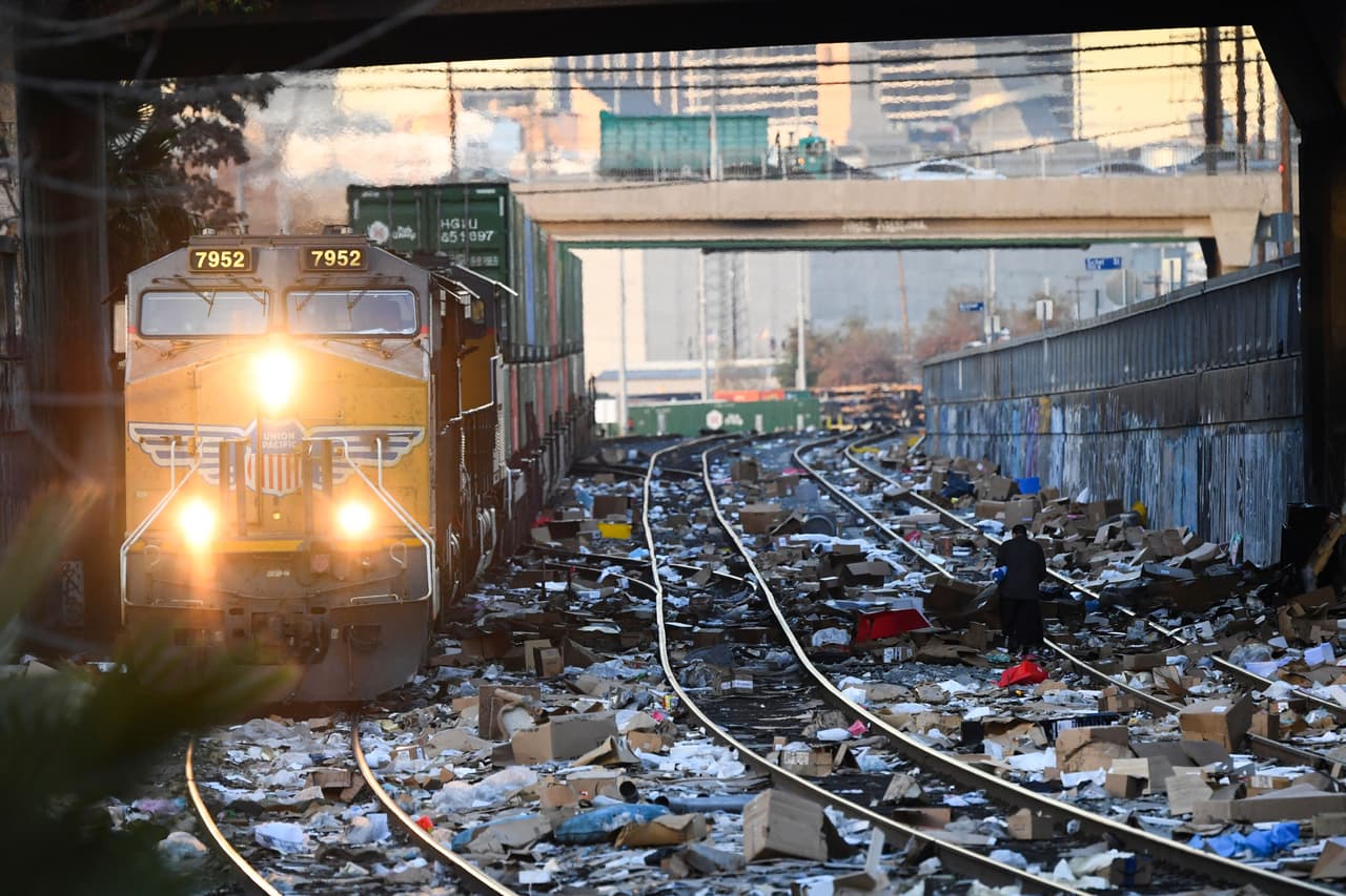 <b>Contemplar la distancia:</b> En la mayoría de los trenes, la velocidad es de 55 millas por hora. A esa distancia del tren, va a necesitar más de una milla para frenar.