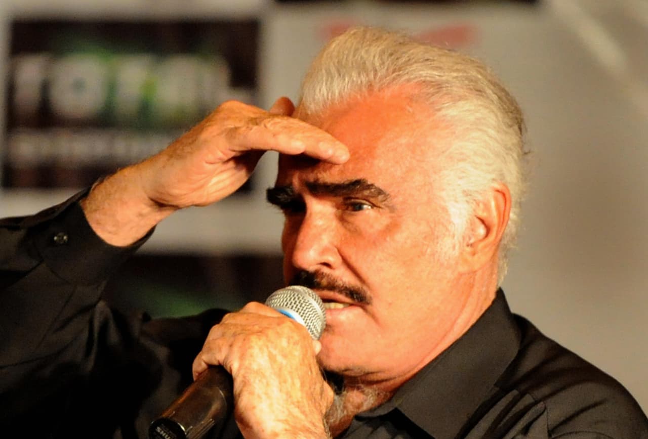 Desde 2002, la salud de 
<b><a href="https://www.univision.com/temas/vicente-fernandez" target="_blank">Vicente Fernández</a></b> ha estado bajo la mira de sus fans y los medios de comunicación, pues ese año fue el inicio de una serie de enfermedades y cirugías de las que el legendario cantante ha logrado salir avante hasta ahora. 
<br>