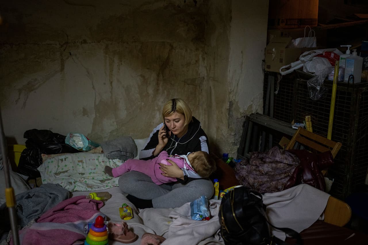 Una mujer sostiene a su bebé en el sótano del hospital pediátrico Okhmadet, donde recibe atención en Kiev. 1 de marzo.
