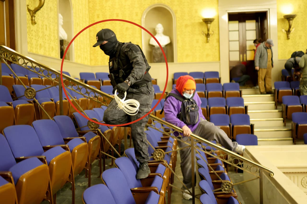 <b>Eric Gavelek Munchel </b>
<br>
<br>Este participante del asalto fue fotografiado trepando por los asientos del Senado con un puñado de esposas de plástico, a su lado estaba también ilegalmente dentro del Congreso su madre, Lisa Marie Eisenhart. Fue arrestado en los días posteriores al ataque y liberado en marzo para esperar el juicio en el que enfrenta 11 cargos criminales.
<br>
<br>Los fiscales pidieron al juez que Munchel 
<a href="https://www.ajc.com/news/jan-6-suspect-known-as-zip-tie-guy-violates-bond-conditions/D3WF4KFNZZHQPHSP2XUPYKQG7E/"><u>fuera puesto bajo la supervisión de su hermano mayor</u></a> después de que lo echaran de un apartamento de Nashville, donde trabajaba como cantinero. Pidieron que se le prohibiera consumir alcohol y señalaron que su “comportamiento” contribuyó a que fuera expulsado de donde la corte le había autorizado vivir.