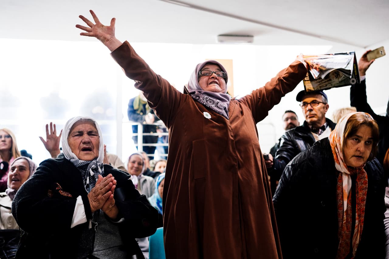 Sobrevivientes y familiares de las víctimas reunidos en Srebrenica celebran el veredicto contra Mladic el 22 de noviembre de 2017. El juzgado encontró que excomandante "contribuyó significativamente" al genocidio en Srebrenica en 1995. 
<a href="https://www.univision.com/noticias/ataques/la-caida-de-ratko-mladic-el-carnicero-de-bosnia-fotos-fotos">Fue condenado a pasar el resto de sus días en la cárcel. </a>