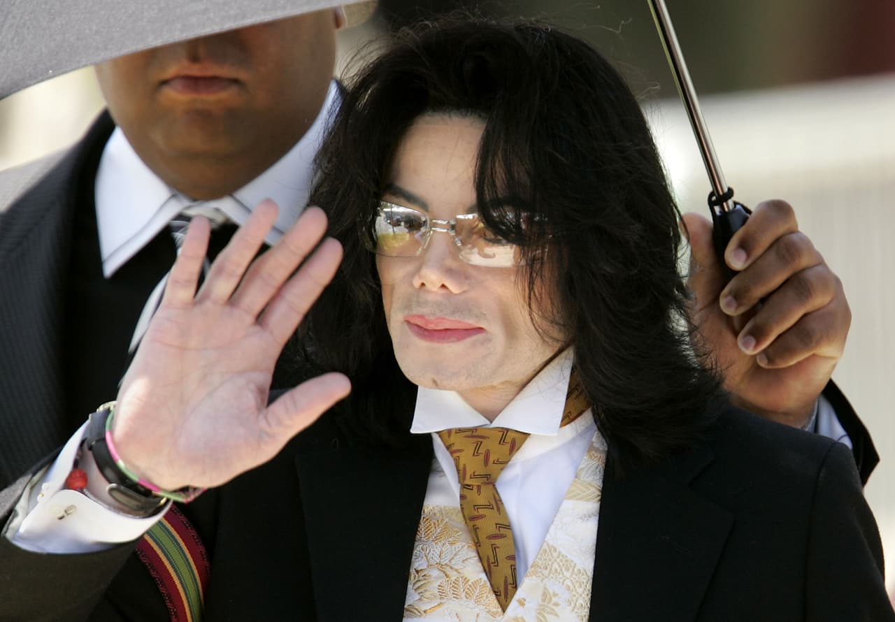Jackson aseguraba que había sufrido vitiligo, enfermedad que le afectó a la pigmentación de la piel. Aunque siempre trató de defenderse, era evidente que una de sus adicciones siempre fue el bisturí.
