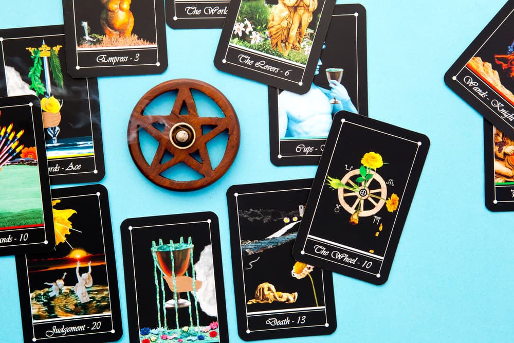 Ahora, cada una de las cartas correspondientes a su respectivo signo del zodiaco tiene un significado particular en la tirada. Comencemos con 
<b>ARIES</b>, que tiene que ver con la 
<b>personalidad</b> del consultante, y cómo afecta y se relaciona con su ambiente.