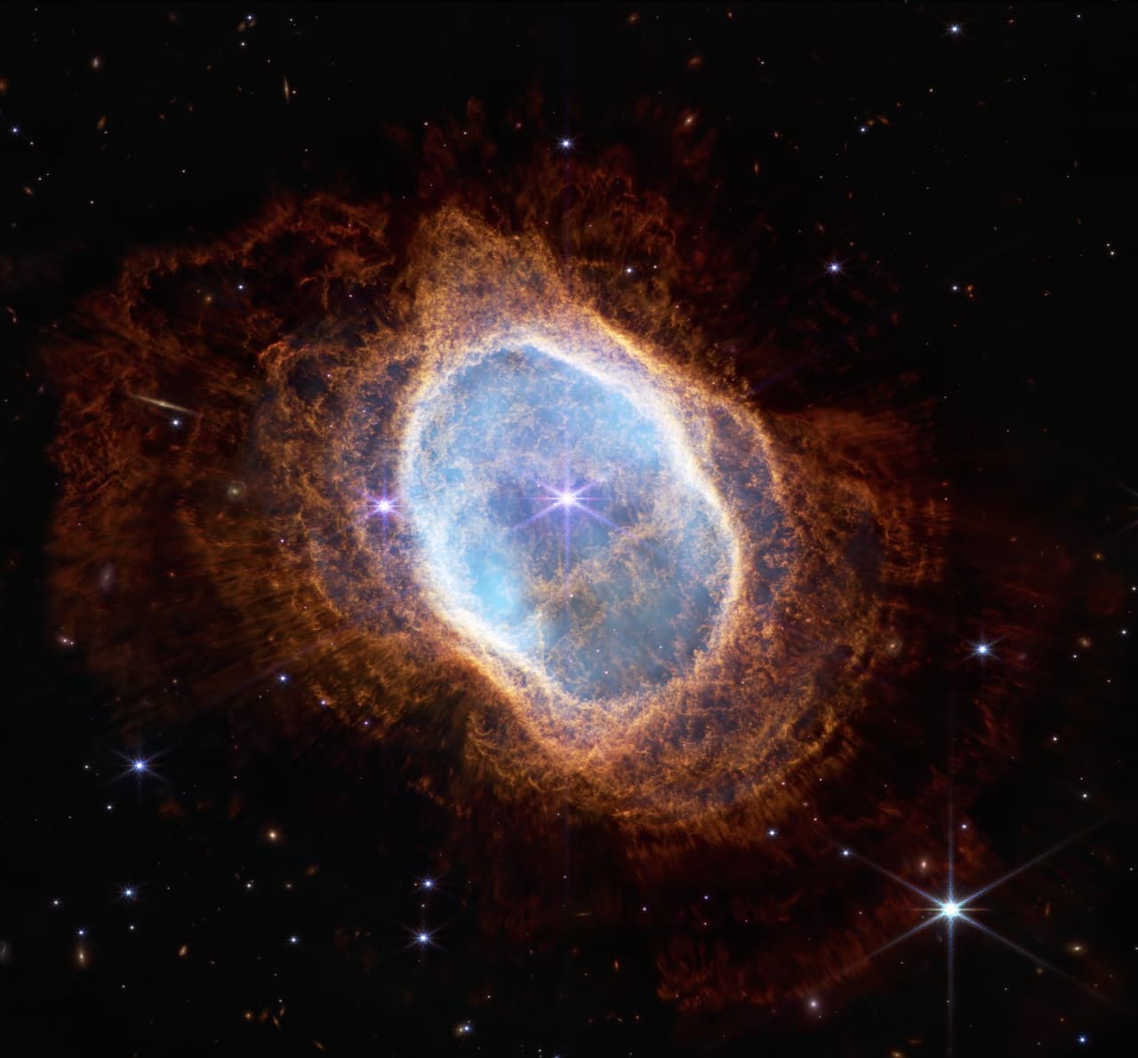 Después de décadas de desarrollo, un lanzamiento emocionante, meses de viajes espaciales y puesta en marcha, la NASA publicó las primeras imágenes científicas y datos espectroscópicos capturados por el telescopio espacial James Webb. Las imágenes insinúan el comienzo de años de ciencia espacial, que en parte es posible gracias a los 21 investigadores de la Universidad de Arizona que han desempeñado un papel en el desarrollo y la gestión de los instrumentos a bordo.