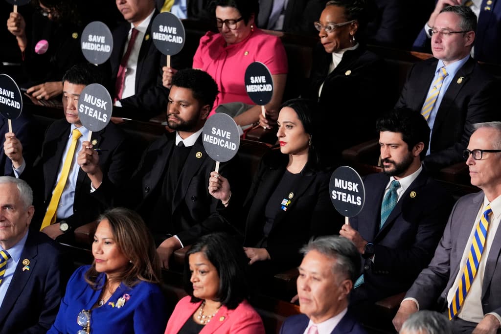 <h3 class="cms-H3-H3">Sin palabras para la oposición</h3>
<br>
<br>El episodio de Green ilustra como el mensaje de Trump al Congreso fue uno de los más sectarios que se recuerde en la historia moderna, con la bancada demócrata mostrando críticas al nuevo gobierno y el presidente sin hacer las tradicionales referencias que suelen hacerse en esos eventos de tratar de reducir las diferencias para hallar terreno común para gobernar.