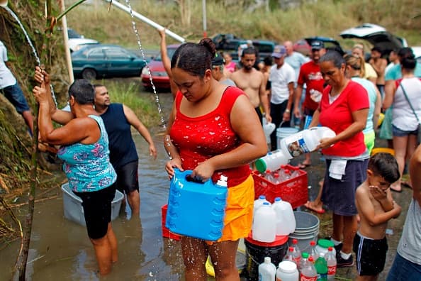 Las filas de personas que requieren el líquido vital es inevitable.