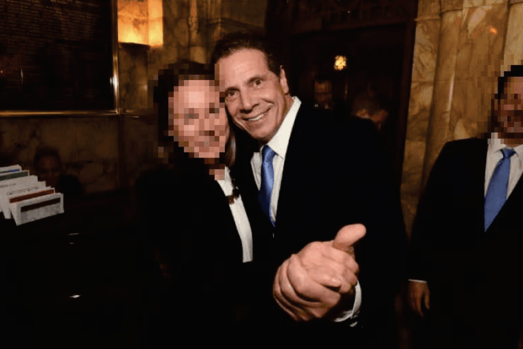 Otra acusadora, llamada Kaitlin en el reporte, dice que conoció al gobernador en un evento de recaudación de fondos en 2016. Dice que se hizo fotos con ella en una pose de baile que la hizo sentir incómoda. (Imagen)