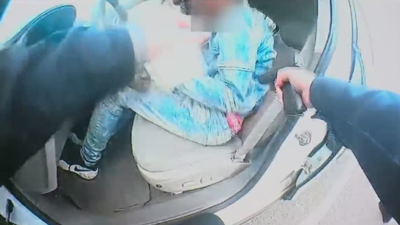 El afroestadounidense de 20 años recibió un disparo mortal por parte de una agente de policía en Minnesota luego de que aparentemente se resistiera al arresto. En un video de las cámaras corporales se logra escuchar cuando la oficial le grita a Daunte Wright que le disparará con una pistola taser y luego suena un disparo. El jefe del Departamento de Policía de Brooklyn Center, Tim Gannon, indicó que cree que se trató de un accidente. La uniformada fue puesta en licencia administrativa. 
<b><a href="https://www.univision.com/noticias/estados-unidos/oficial-mato-de-un-tiro-a-un-negro-pensando-que-usaba-pistola-taser " target="_blank">Más información aquí</a></b>.