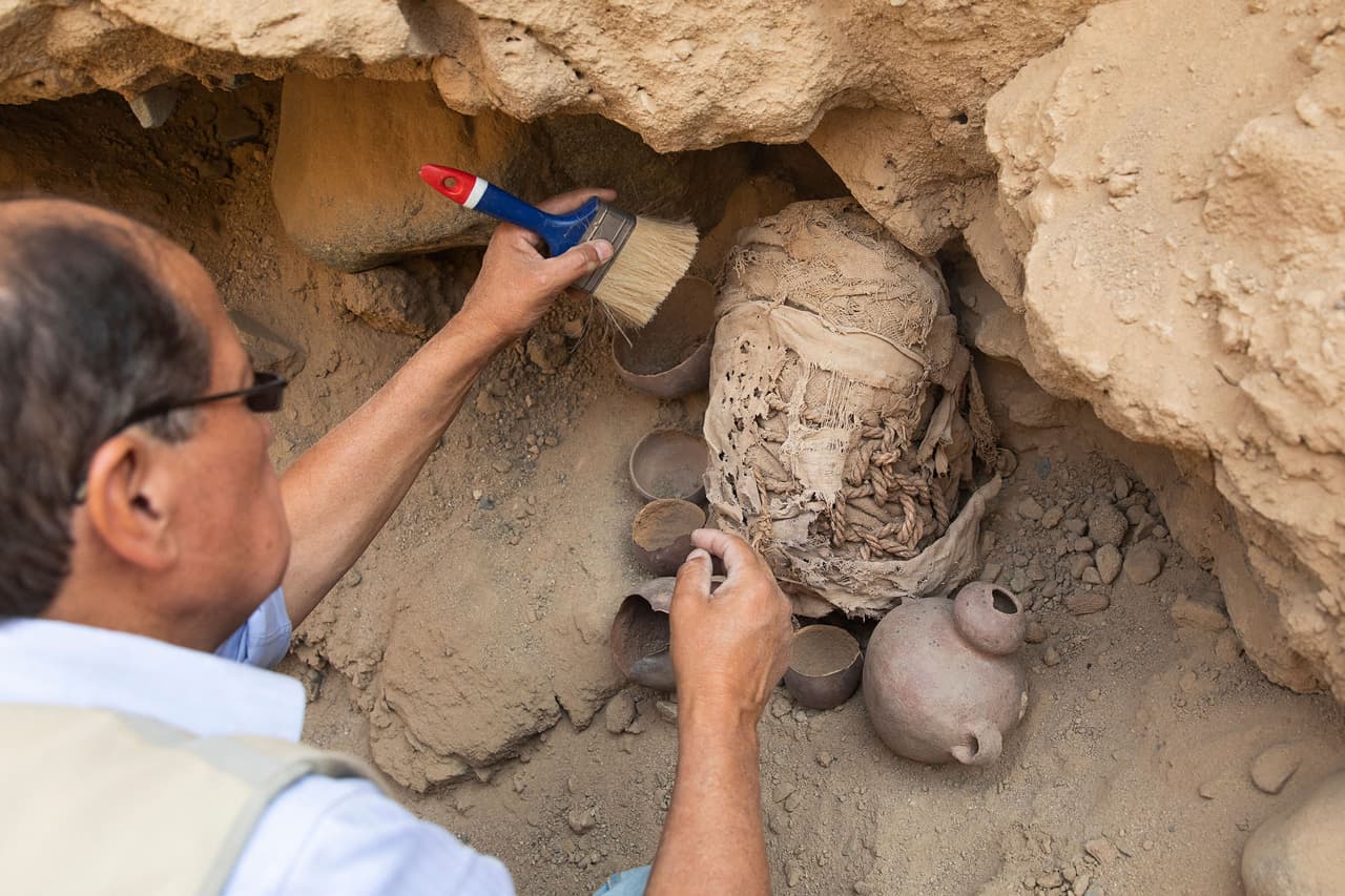 Uno de los arqueólogos trabajando en el nuevo hallazgo. Perú es un país con frecuentes descubrimientos arqueológicos de la época Inca y de periodos previos. 
<br>
<br>Los Incas fueron conquistados por los españoles en el siglo XVI. Antes se habían expandido por zonas que incluyen parte de los territorios de Ecuador, Colombia, Chile, Argentina y Bolivia.
<br>