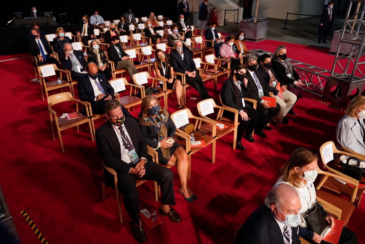 Puestos vacíos frente al escenario del inusual debate presidencial, para mantener la distancia de protección contra el covid-19.
