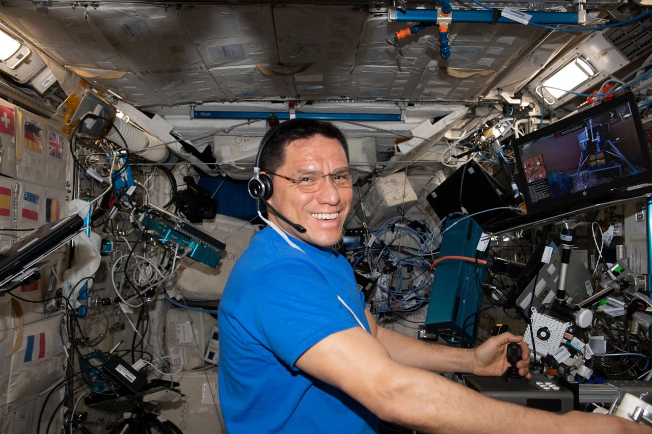 <h3 class="cms-H3-H3"><b>Evaluación de robots en el espacio: </b></h3>
<br>La foto muestra a
<b> </b>Frank Rubio dirigiendo una sesión que evalúa el mando de múltiples robots autónomos desde el espacio.