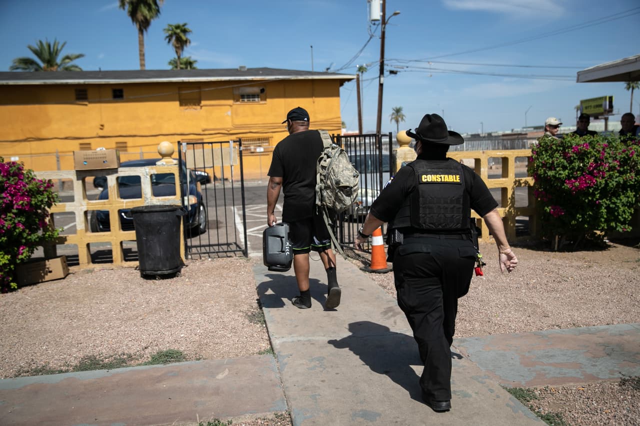 Darlene Martínez, agente del condado de Maricopa, Arizona, desaloja a un inquilino por falta de pago, el 7 de octubre de 2020. Aunque los funcionarios estatales y del condado dicen que han tratado de educar al público sobre las protecciones, muchos inquilinos no lo saben y no completan los formularios necesarios para permanecer en sus hogares.
<br>
<br> 
<br>