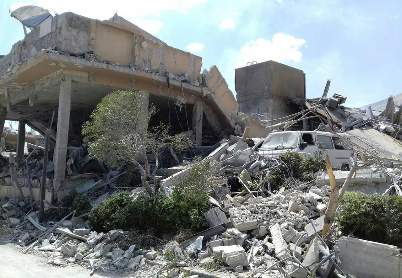 Destrozos en el Centro de Investigación Científica Sirio despues de la operancíon militar conjunta.