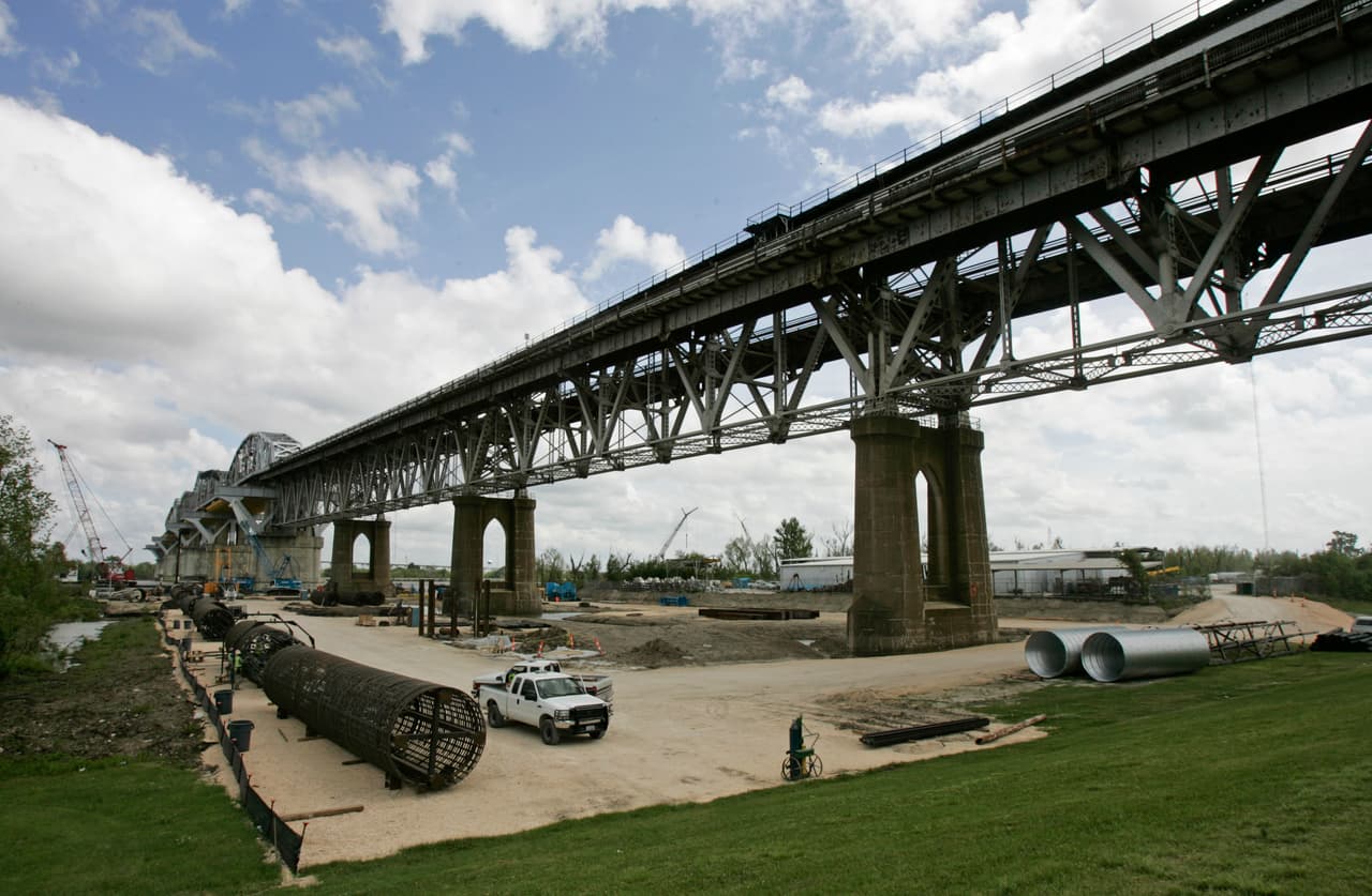 <b>Puesto 5: Louisiana.</b> El 25% de las carreteras están en mal estado.
<b> </b>Este estado tiene más puentes que casi cualquier otro y 13% de ellos están deteriorados, algunos a menudo quedan sumergidos después de las inundaciones producidas por las lluvias. 214 descarrilamientos de trenes ocurrieron entre 2015 y 2019 (7.3 por cada 100,000 millas de vías), el sexto promedio más alto del país. 
<br>