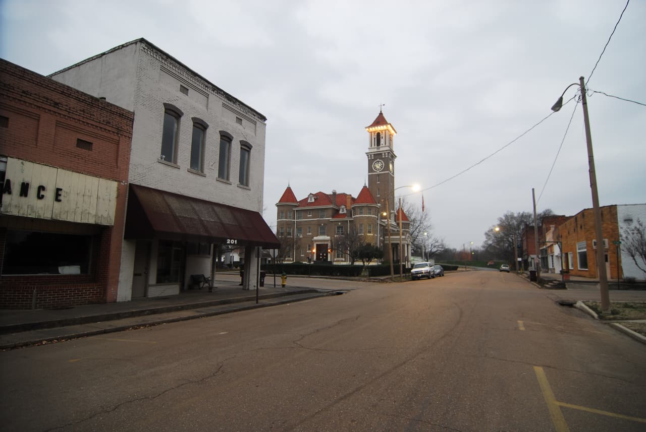 <h3 class="cms-H3-H3">19. Clarendon, Arkansas</h3>
<br>
<br>🏡 
<b>Cambio en la población de 2010 a 2020: </b>-20.5%
<br>
<br>🏡 
<b>Población total:</b> 1,676 en 2010; 1,333 en 2020.
<br>
<br>🏡 
<b>Ingreso medio por hogar: </b>$23,333
<br>
<br>🏡 
<b>Tasa de pobreza: </b>23.4%
<br>
<br>🏡 
<b>Tasa de desempleo, promedio en los últimos cinco años: </b>9.4%
<br>