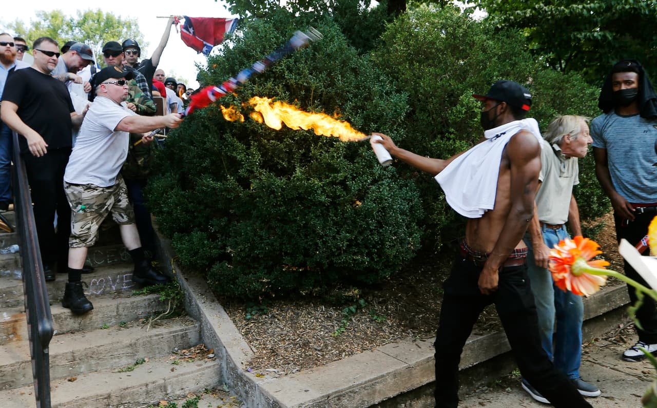 <b>Golpes y arrollamientos en Charlottesville.</b> Al menos tres muertos y 35 heridos resultaron del encuentro entre supremacistas blancos con activistas antirracistas. Un auto atropelló a un grupo de personas que marchaban por el centro de la ciudad protestando pacíficamente contra el rally blanco nacionalista. 
<b><a href="https://www.univision.com/noticias/incidentes-de-odio/al-menos-tres-muertos-y-35-heridos-durante-marcha-supremacista-en-charlottesville">Esta fue una de las jornadas más violentas del año en los EEUU.</a></b>