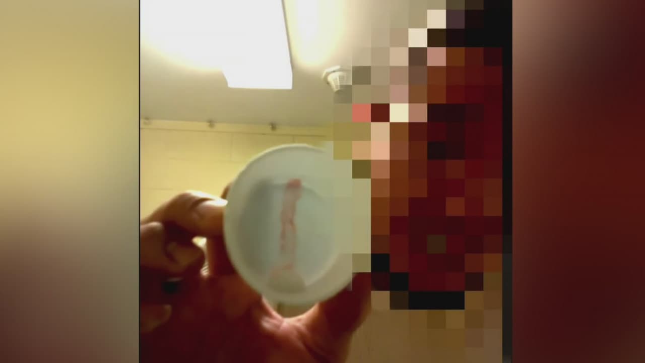 <b>"Escupo y sale sangre": migranets denuncia que en centro de ICe utilizan desinfectante tóxico.</b>
<br>
<br>Varios inmigrantes bajo detención en un centro de ICE en Aurora, Colorado, han denunciado molestias de salud por lo que consideran puede ser ocasionado por un desinfectante que se utiliza en las instalaciones para evitar la propagación del covid-19.