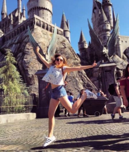 Regina brincó de felicidad al visitar el parque temático de Harry, pero ¿quién no lo haría?