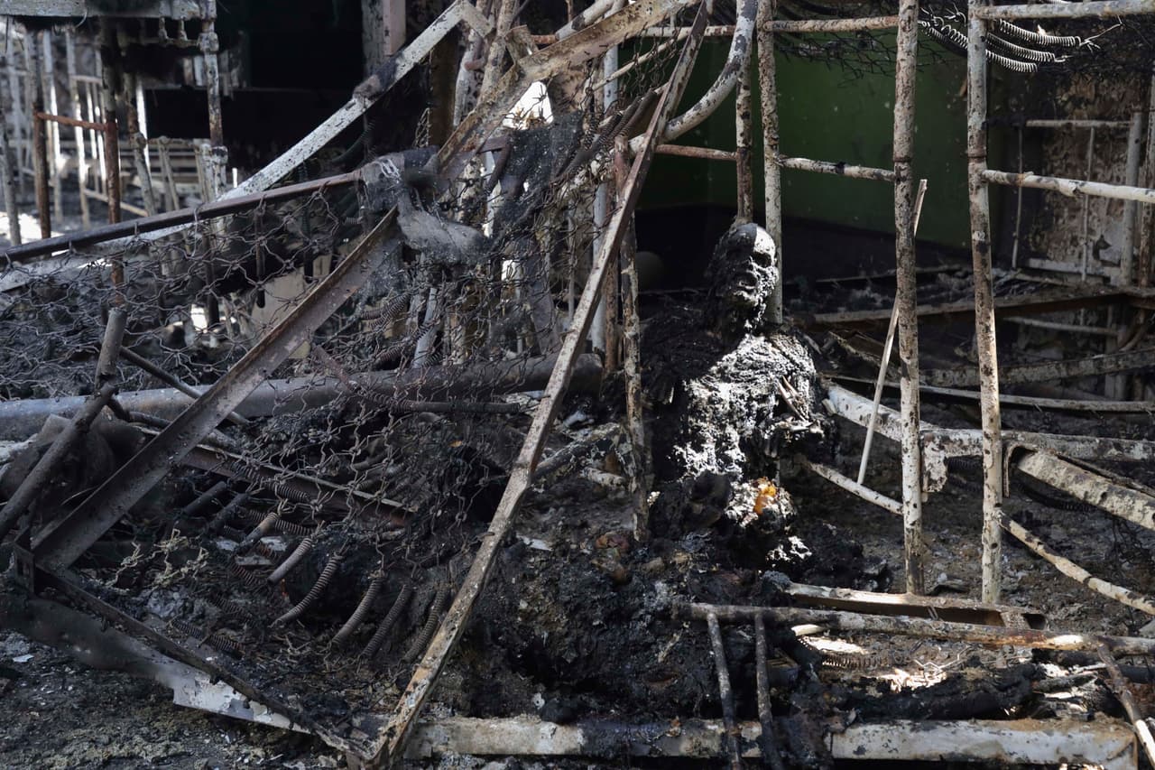 El cuerpo calcinado de un prisionero militar ucraniano en una prisión en Olenivka, en un área controlada por las fuerzas separatistas respaldadas por Rusia, en el este de Ucrania, el 29 de julio de 2022. 
<br>
<br>Rusia y Ucrania se acusan mutuamente de ese bombardeo a la prisión de Olenivka, un ataque que supuestamente mató a decenas de prisioneros militares ucranianos que fueron capturados en la sureña de Mariupol en mayo.