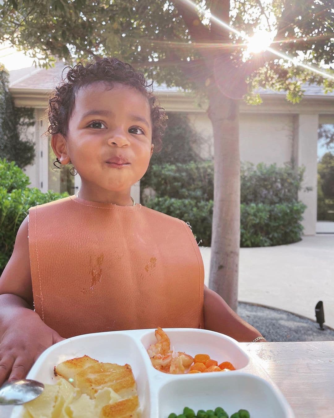 Finalmente la protagonista de ‘Keeping Up With The Kardashians’, se convirtió en madre de su cuarto hijo en mayo de 2019. El varón, que fue concebido mediante maternidad subrogada, lleva por nombre Psalm, que significa “salmo” y es de origen bíblico.