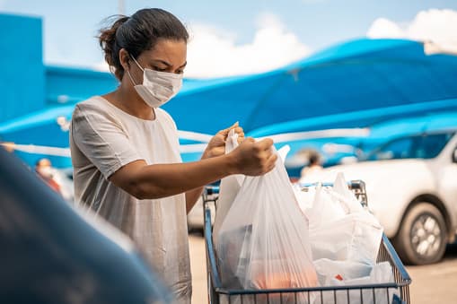 <b>¿Cómo podré recibir los fondos del programa P-EBT?</b> 
<br>Los beneficiarios actuales de SNAP recibirán los fondos directamente en su tarjeta actual de Lone Star. Quienes no sean beneficiarios de SNAP recibirán por correo una tarjeta con los fondos ya depositados en ella.