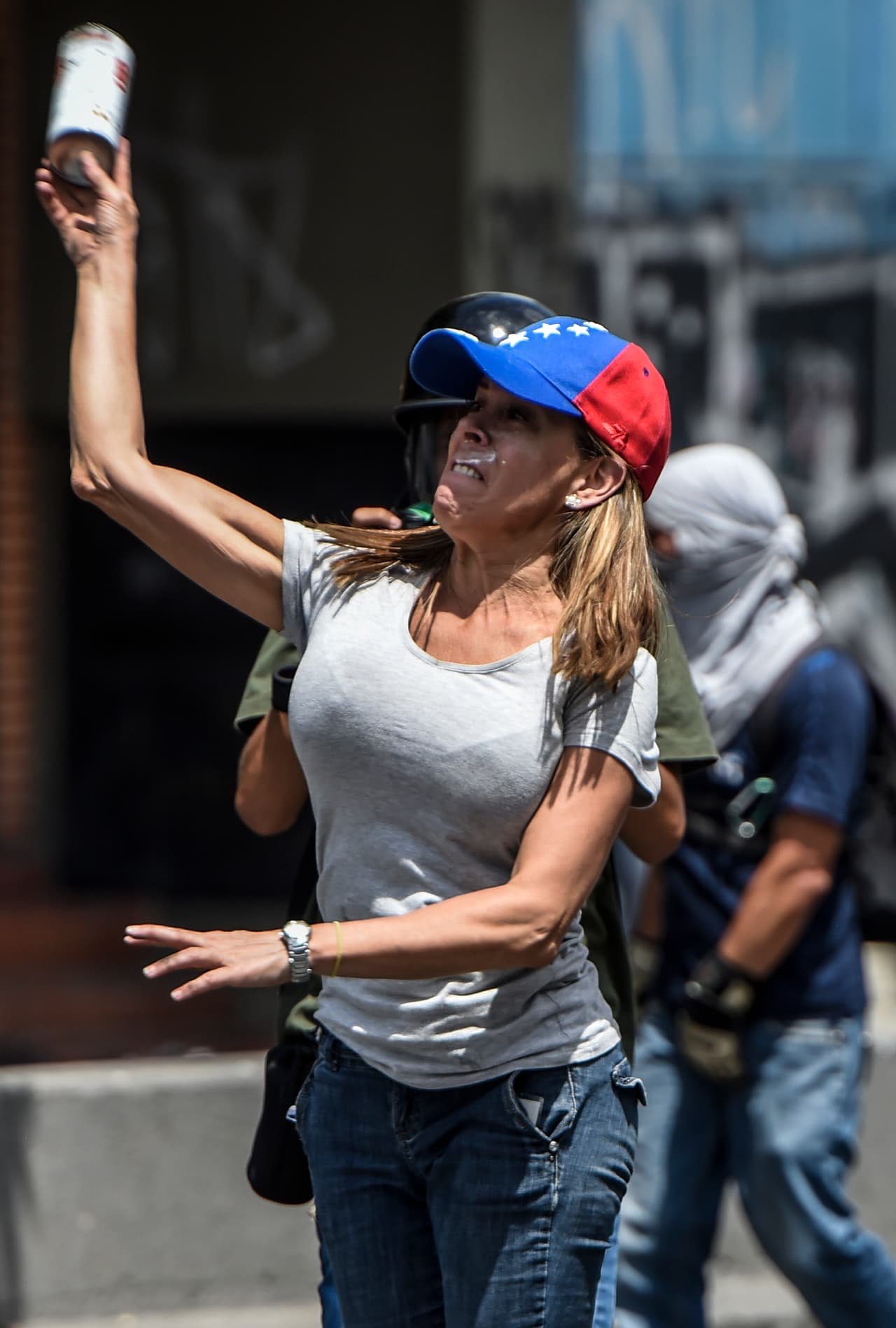La fuerza y el ímpetu de las mujeres que forman parte del los grupos de choque no son menores que las de cualquier otro manifestante. 6 de abril de 2017.