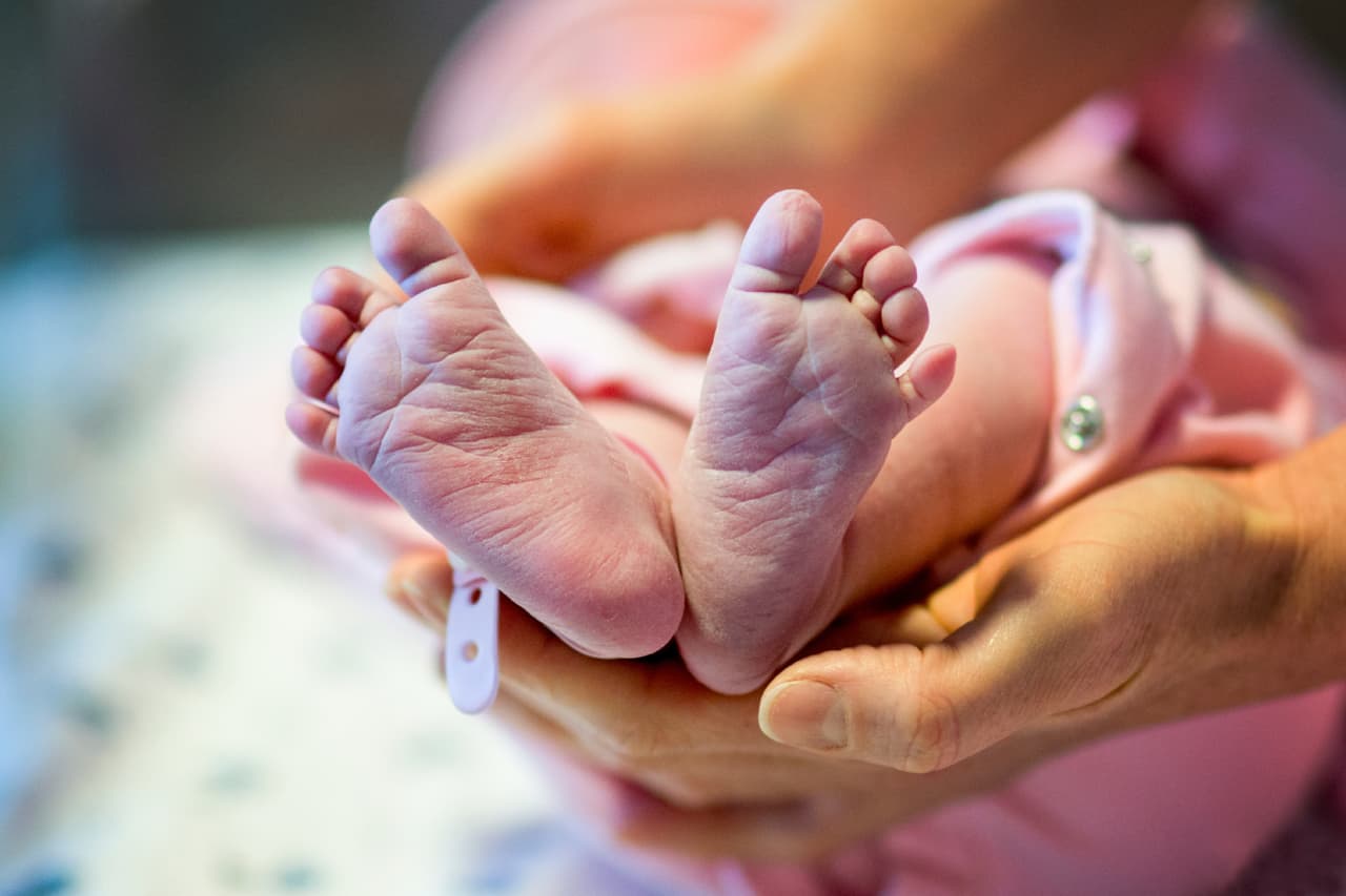 Bebé es abandonada a la entrada de un hospital y horas después aparece su mamá con golpes en el rostro: ¿qué sucedió?