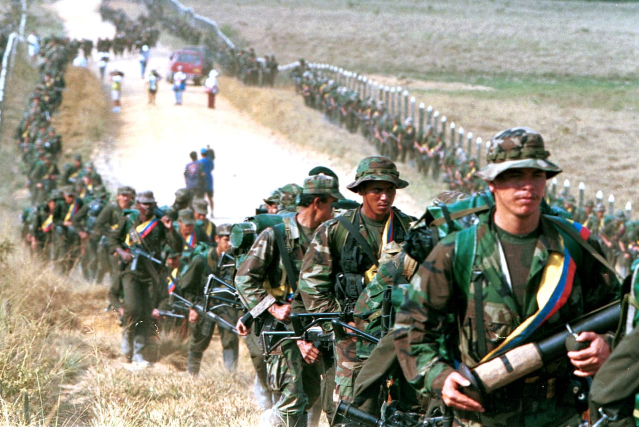 El proceso fracasó porque las Farc aprovecharon la zona desmilitarizada para secuestrar y ocultar carros robados. Además extorsionaba a empresarios. En la foto, un frente de las Farc patrulla una carretera cerca de San Vicente del Caguán, en la zona de distención.